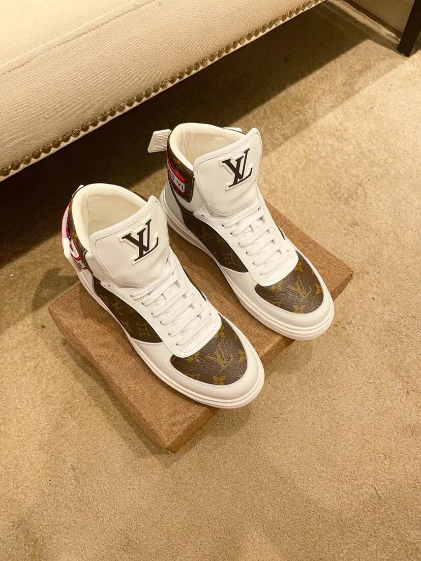 Factory price 440 [LV] Louis Vuitton's latest high-top casual Korean-style men's shoes, new autumn and winter design, perfect workmanship, creating cabinet quality, upper: cowhide material, leather lining; soft and comfortable, rubber outsole ultra-light, wear-resistant, simple, versatile fashion men's shoes, color optional, size 38--44